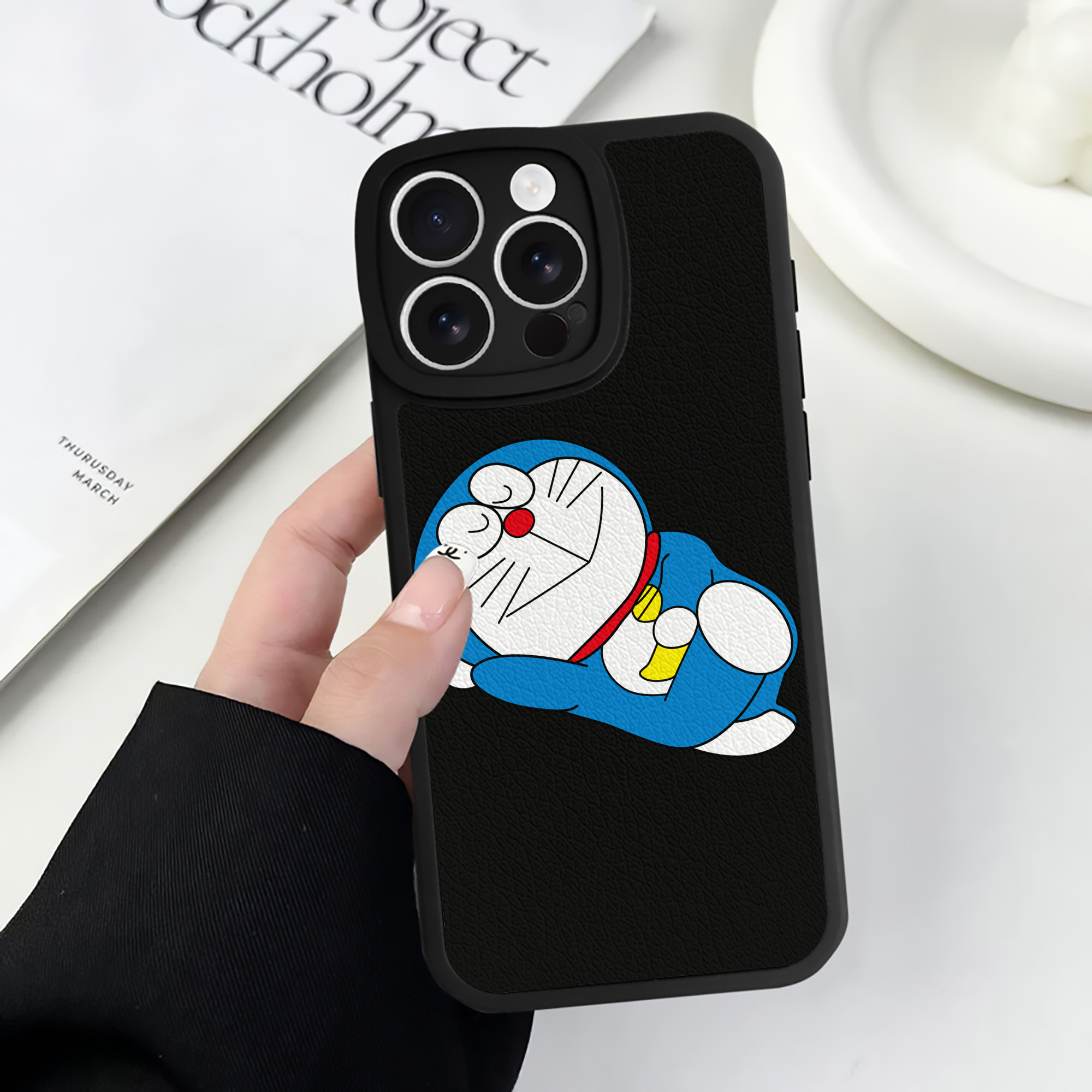 （画像用） ドラえもん Doraemon 【iPhone 16シリーズ対応】シリコンスマホケース（レザー調） 材質：シリコン